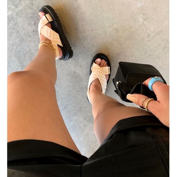 ππππππΎπππΏπ€Quilted Cross Over Strap Flat Nude - Picture 3 of 12